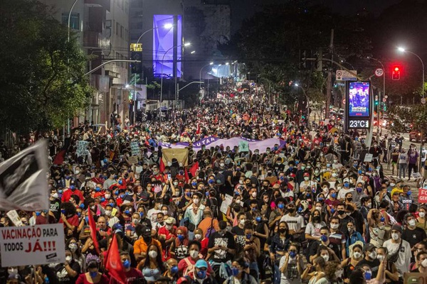 Atos contra Bolsonaro tomaram as ruas de 170 cidades do Brasil