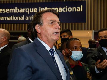 Bolsonaro acena à China após ataque sobre origem do vírus