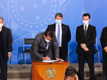 Em evento no Palácio do Planalto, com a participação do presidente Jair Bolsonaro e de ministros, foram assinados dois decretos e duas medidas provisórias (MPs).