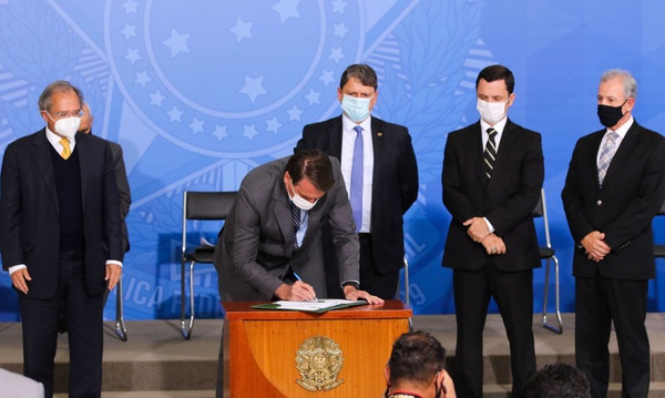 Em evento no Palácio do Planalto, com a participação do presidente Jair Bolsonaro e de ministros, foram assinados dois decretos e duas medidas provisórias (MPs).