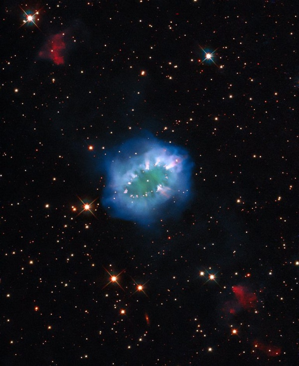 Nebulosa do Colar: joia cósmica originada pela interação de duas estrelas semelhantes ao nosso Sol.