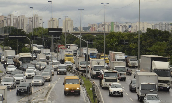 O condutor das categorias C, D ou E, deverão observar a tabela e, conforme a data de validade de sua CNH, verificar qual o prazo limite para realizar o exame toxicológico periódico.