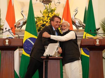 O presidente brasileiro Jair Bolsonaro e o primeiro-ministro indiano Narendra Modi em encontro em Nova Délhi no início de 2020: notas baixas no combate à covid-19.