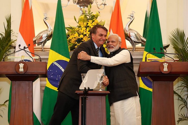 O presidente brasileiro Jair Bolsonaro e o primeiro-ministro indiano Narendra Modi em encontro em Nova Délhi no início de 2020: notas baixas no combate à covid-19.