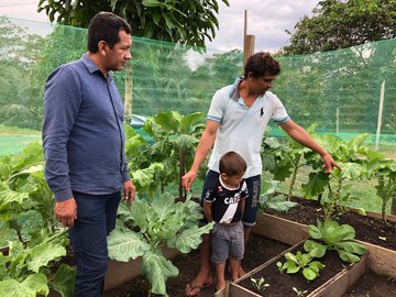 Prefeito Isaac Pyianco com agriultor familiar.