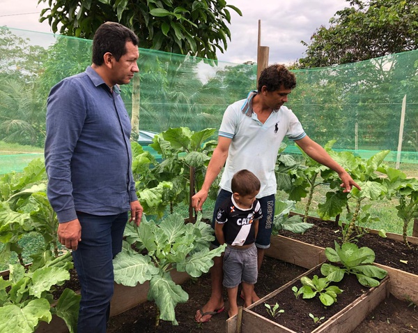 Prefeito Isaac Pyianco com agriultor familiar.