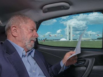 Voltando de Brasília, escreveu Lula em seu Twitter