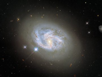 Galáxia NGC 4680: classificação complicada.