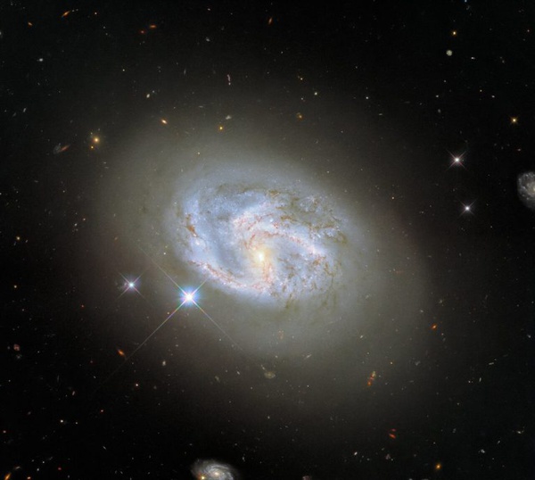 Galáxia NGC 4680: classificação complicada.