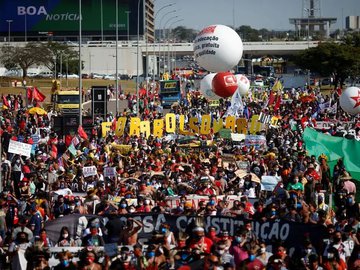 Manifestantes participam de protesto em Brasília contra o presidente Bolsonaro neste sábado, 19.