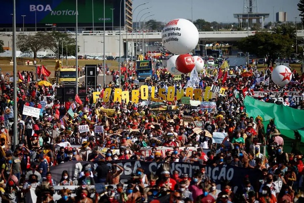 Manifestantes participam de protesto em Brasília contra o presidente Bolsonaro neste sábado, 19.
