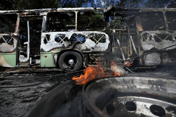 Ônibus é queimado em represália à morte de um traficante na madrugada deste domingo, 6, em Manaus, capital do Amazonas