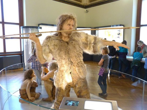 Reconstituição de Homo sapiens antigo no Museu de História Natural de Viena: tamanho do corpo influenciado pelo clima