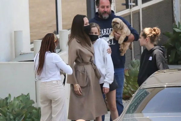 Angelina Jolie encontra filhos após horas no hospital