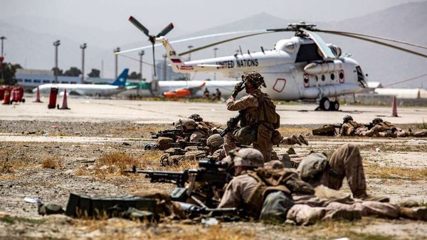 Soldados americanos no aeroporto de Cabul; ataque ali na quinta-feira foi reivindicado pelo Estado Islâmico