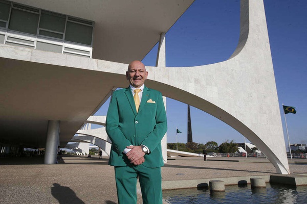 O dono da Havan, Luciano Hang, diante do Palácio do Planalto, em Brasília.