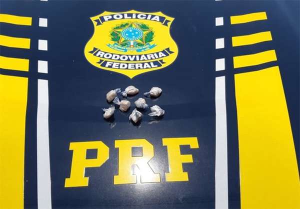 PRF flagra carro com crianças fazendo transporte de droga na BR-343