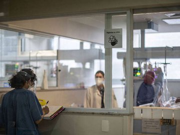Cidade de SP encara expansão de pacientes internados com covid em leitos de terapia intensiva.