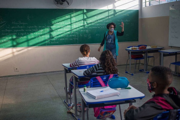 Colégio em São Paulo segue protocolos sanitários para retomada de atividades durante pandemia; Bolsonaro anunciou reajuste no piso salarial de professores da educação básica
