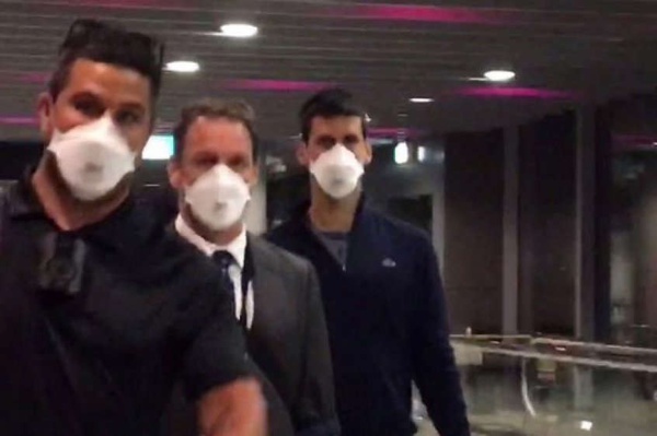 Djokovic foi flagrado no aeroporto de Melbourne deixando o país