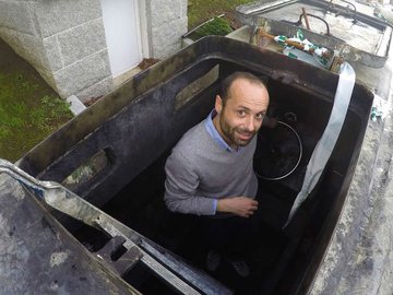 Javier Romero visita o narcossubmarino para uma de suas reportagens sobre a saga para o veículo La Voz de Galicia