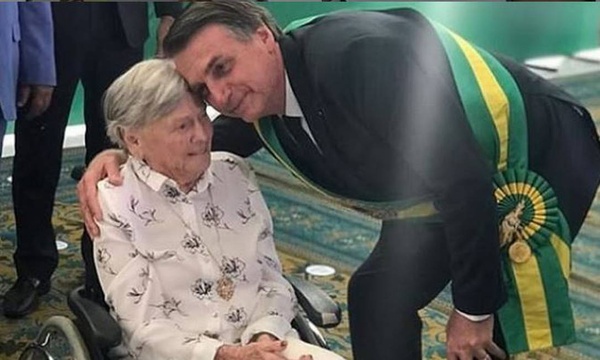 Olinda, mãe de Bolsonaro, aos 94 anos, no interior de SP