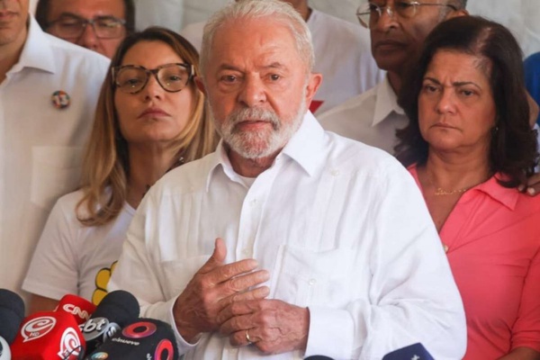 Lula é eleito presidente do Brasil.