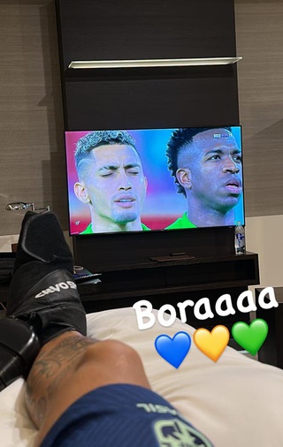 Neymar vê Brasil x Suíça fazendo tratamento no tornozelo