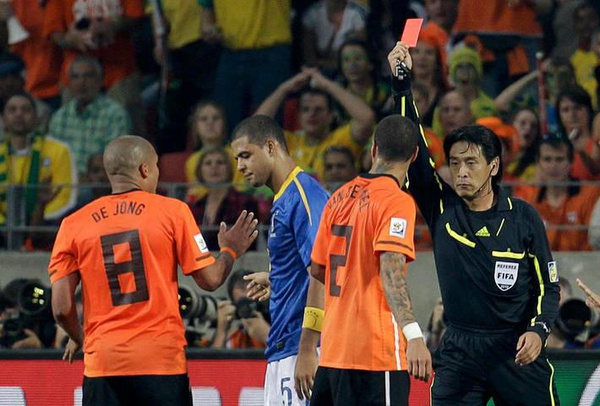 Felipe Melo é expulso na eliminação do Brasil diante da Holanda em 2010, na África do Sul, também pelas quartas de final