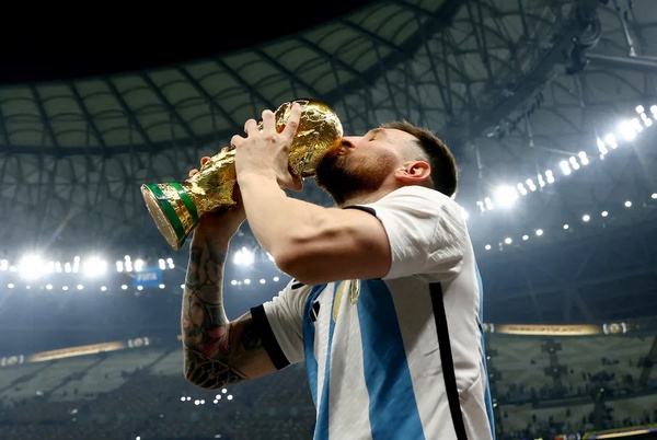 Lionel Messi beija a taça da Copa do Mundo após a conquista do tri da Argentina