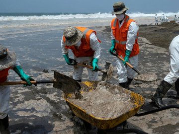 Membros do Exército peruano retiram óleo vazado na praia de Chacra y Mar, perto de Huaral, Peru, em 27 de janeiro de 2022