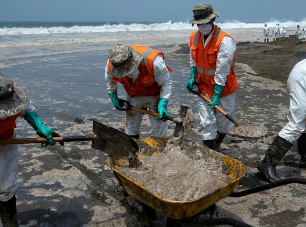 Membros do Exército peruano retiram óleo vazado na praia de Chacra y Mar, perto de Huaral, Peru, em 27 de janeiro de 2022