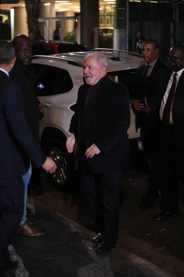 O ex-presidente Lula, chegando ao jantar com apoiadores na região do Itaim Bibi, em São Paulo, no domingo, 26.