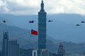 Helicópteros sobre a capital Taipei antes do Dia Nacional de Taiwan, em 2021 (Foto: Daniel Ceng Shou-Yi/ZUMA Press/dpa/picture alliance