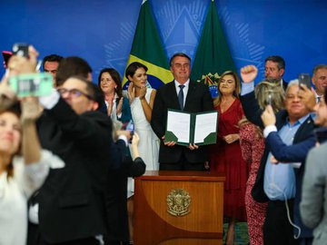 Jair Bolsonaro sanciona piso nacional da enfermagem acompanhado da primeira-dama, Michelle, e dos ministros Ciro Nogueira (Casa Civil) e Marcelo Queiroga (Saúde) e do presidente da Câmara, Arthur Lira