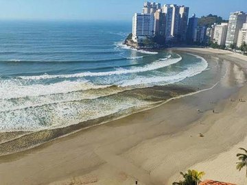 Mancha escura no mar chama atenção de banhistas no Guarujá
