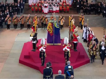 Corpo da Rainha Elizabeth II chega a Westminster