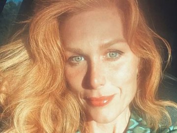 Ludmila Dayer, selfie no carro, com luz do sol no rosto