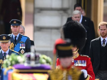 Rei Charles e filhos seguem caixão da rainha em cortejo, em Londres