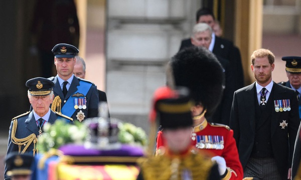 Rei Charles e filhos seguem caixão da rainha em cortejo, em Londres