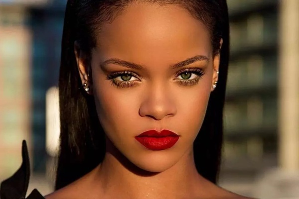 Rihanna confirma que será a headliner do Halftime Show do Super Bowl
