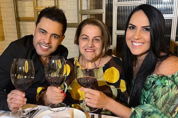 Zezé Di Camargo posa sorridente ao lado da esposa e da sogra