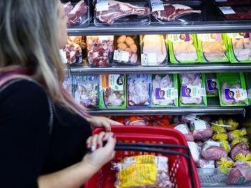 Consumidora compra frango em mercado na cidade de Montenegro, no Rio Grande do Sul