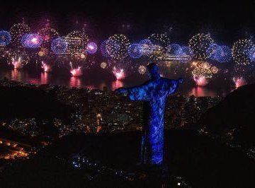 Queima de fogos na praia de Copacabana no Réveillon de 2019
