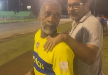 Valdemar Ferraz Rosendo no momento em que foi retirado do campo de futebol