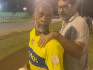 Valdemar Ferraz Rosendo no momento em que foi retirado do campo de futebol
